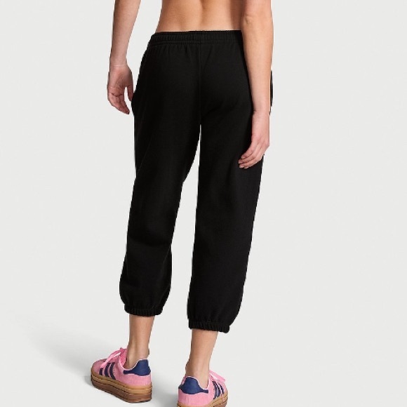 🔥VS Pink NEW RELEASE Ivy Fleece capri jogger sweatpants sz M NWT - Picture 2 of 6